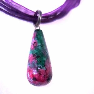 NWOT 18" rubyfushite color tear drop stone choker